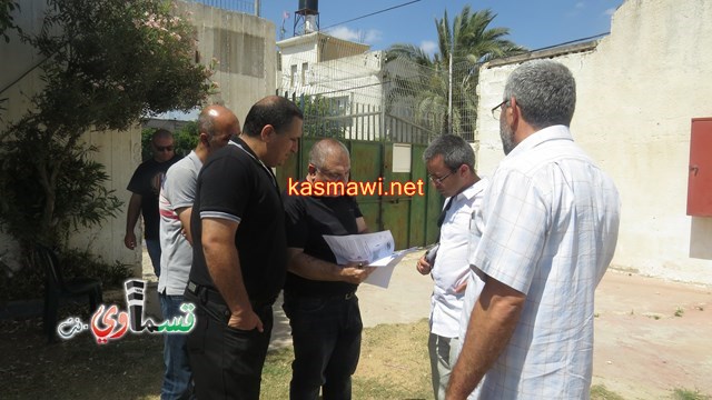 كفرقاسم : وعد .. فصدق القول والعمل ..  نحن هنا ونحن لها   المقاولون في زيارة ما قبل البدء باعمال الترميم في المعلب الشرقي السنتيتي